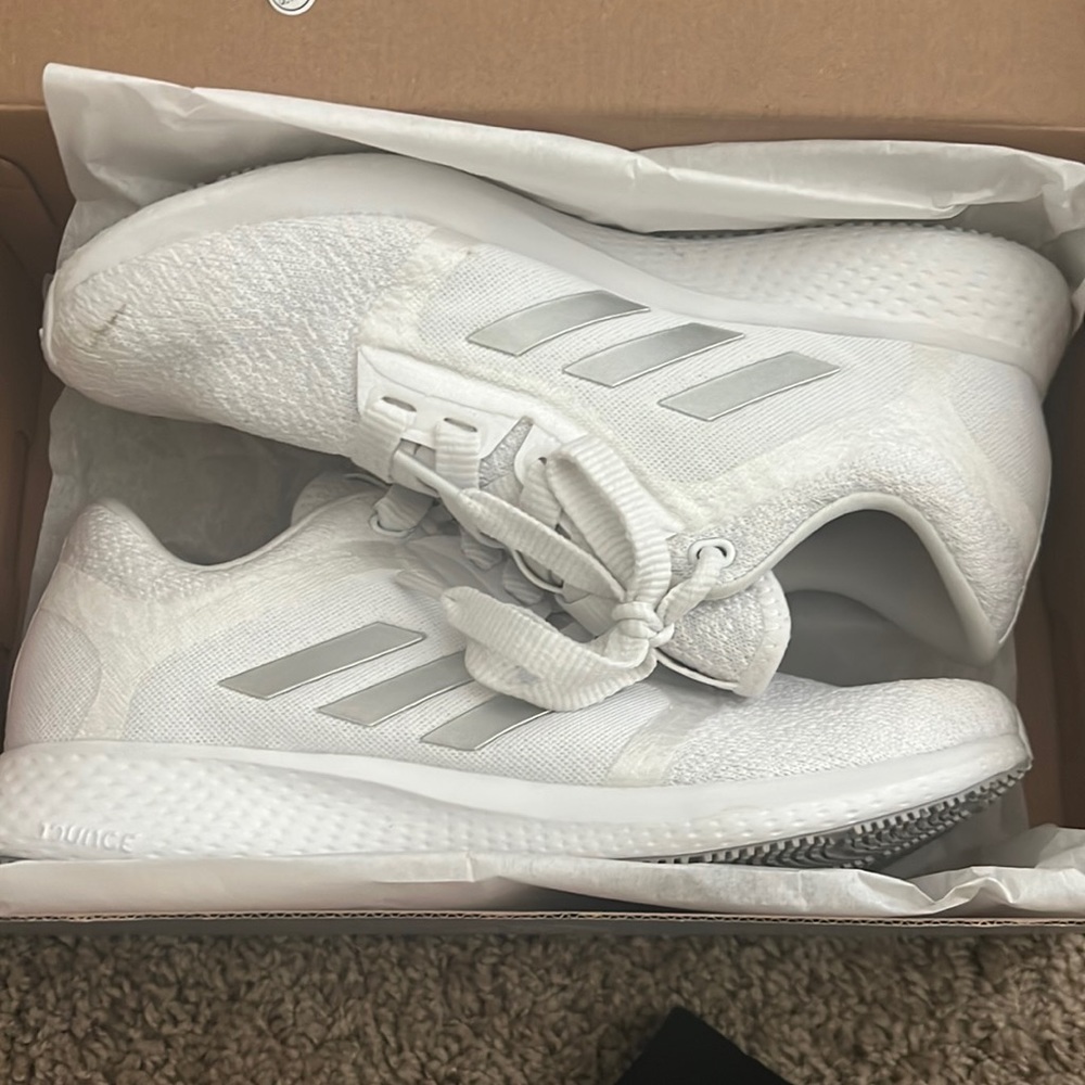 I’m selling adidas shoes in womens size